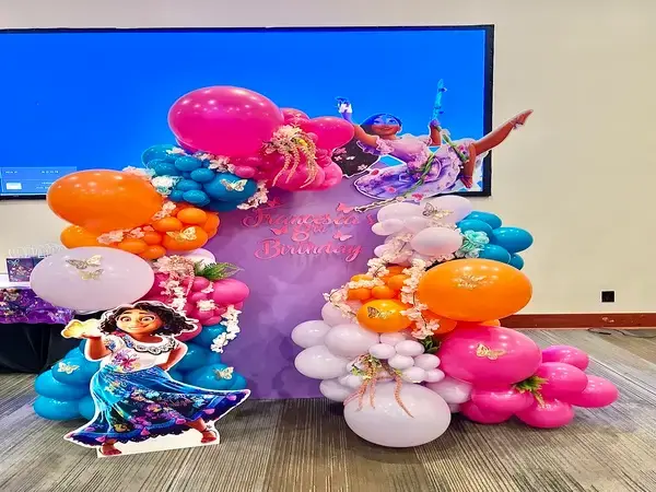 Birthday balloon decorations in Miami — photo 42