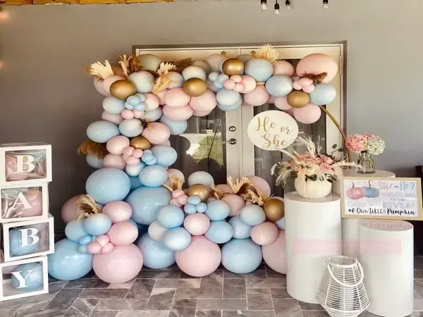 Gender Reveal balloon decorations in Miami — photo 12