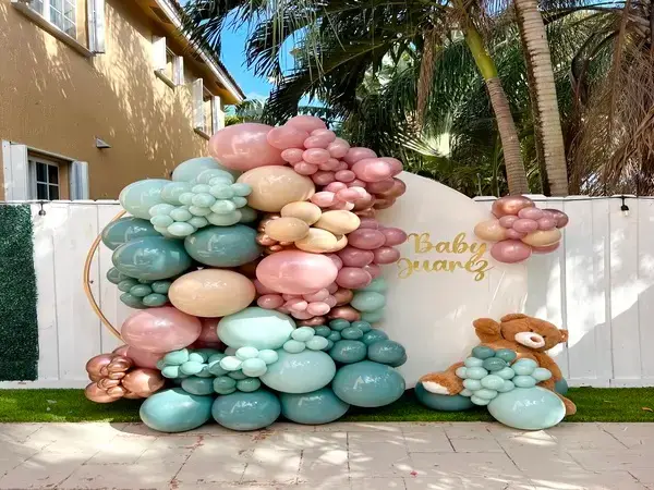 Gender Reveal balloon decorations in Miami — photo 5