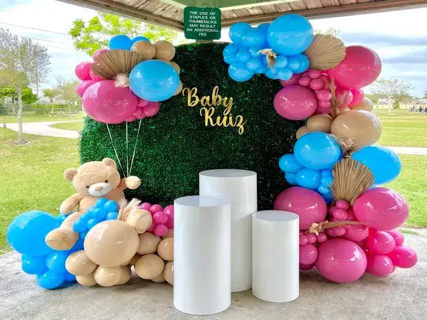 Gender Reveal balloon decorations in Miami — photo 6