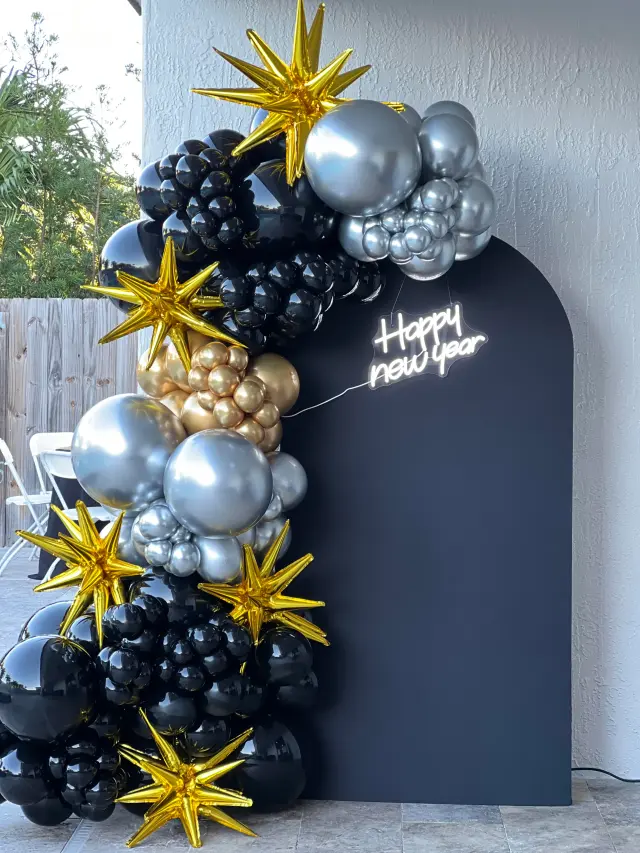 Holiday balloon decorations in Miami